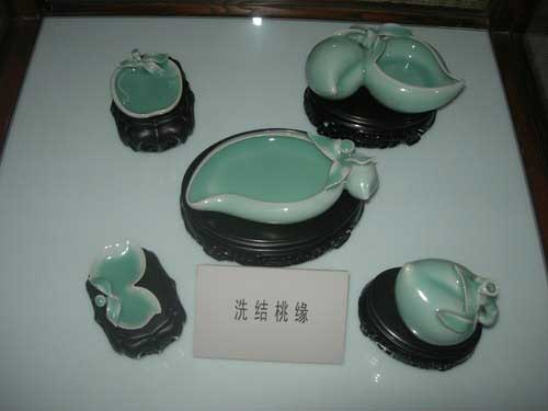 16 李震近期作品-洗結(jié)桃緣(洗結(jié)桃緣之組合，是從龍泉窯南宋至明代桃型洗中的經(jīng)典器型組合而成，表達(dá)了歷代文人的生活情趣和審美理念)