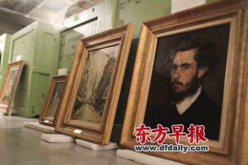 展覽現(xiàn)場(chǎng)擺著剛被開箱取出的畫作。右邊這幅莫奈肖像是卡羅呂斯·迪朗所畫，左邊是戎金的作品《亞維農(nóng)》，它們都是莫奈收藏的朋友作品。早報(bào)記著 高劍平 圖