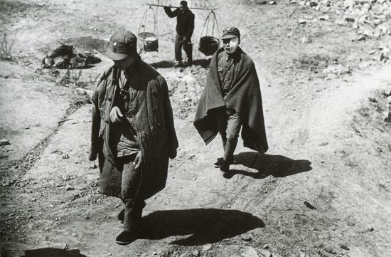 臺(tái)兒莊戰(zhàn)役之后，一些受傷的士兵必須步行幾英里才能到達(dá)火車路過之地。