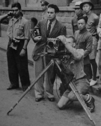 1938年的漢口，卡帕（左一）和伊文斯（中間西裝者），電影攝影師佛諾