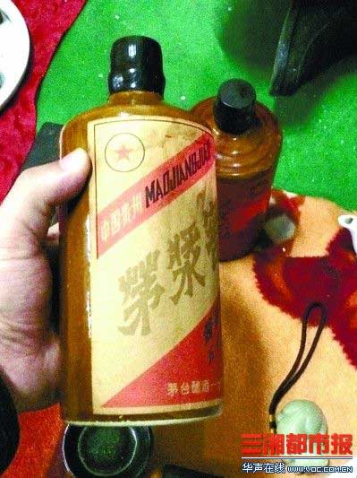 在長(zhǎng)沙天心閣收藏市場(chǎng)上銷(xiāo)售的老酒。 記者 梁興 攝