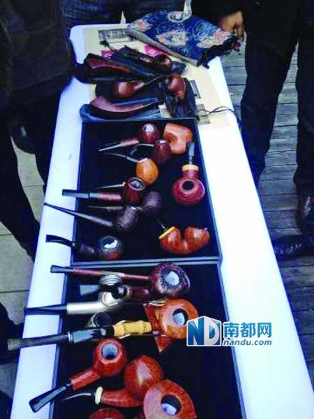 “名流煙斗話春秋”時尚派對上，斗友們在曬自己的煙斗。