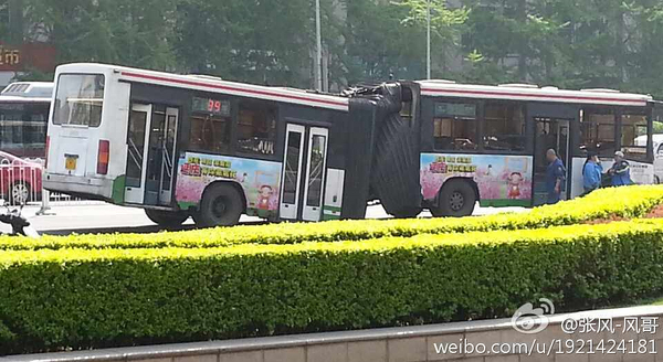北京一公交車轉(zhuǎn)彎時“攔腰折斷”2