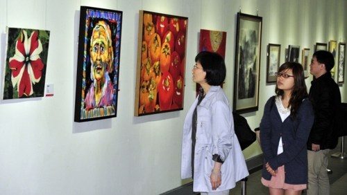 5月3日，觀眾在兩岸藝術名家交流展上參觀。