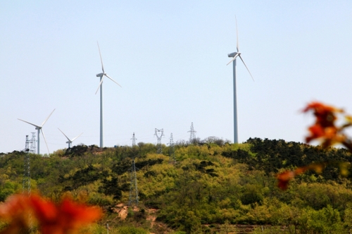 這是5月6日拍攝的山東威海中廣核風電場。