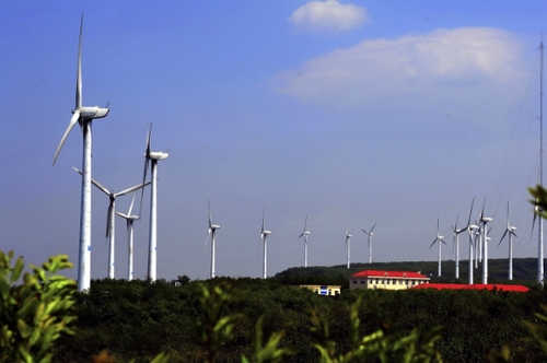 這是5月6日拍攝的山東煙臺棲霞唐山風電場。