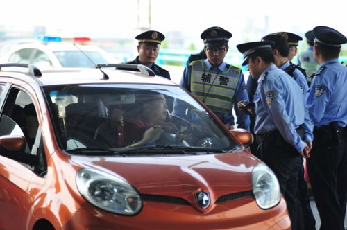 5月8日，民警在浦東機(jī)場(chǎng)閘道口隨機(jī)對(duì)車輛進(jìn)行檢查。