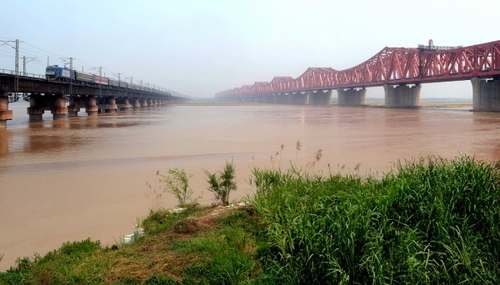 左側(cè)是即將“退役”的京廣鐵路鄭州黃河大橋，右側(cè)是新建的鄭焦城際鐵路黃河大橋（5月8日攝）。