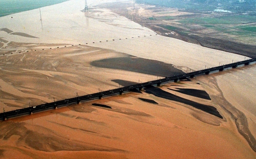 從空中拍攝的京廣鐵路鄭州黃河大橋（資料照片，1989年攝）。