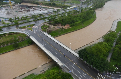 5月11日，深圳龍華文化廣場(chǎng)旁的河道水位暴漲。