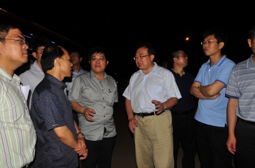 5月18日，中國政府工作組組長、外交部部長助理劉建超（中）在越南河靜省永安港詢問情況。