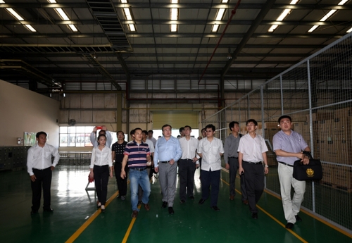 5月21日，在越南胡志明市，中國政府工作組組長、外交部部長助理劉建超（前中）考察美的公司生產(chǎn)車間。