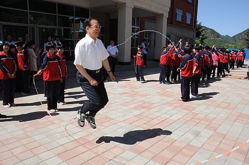 2014年5月28日上午，溫家寶在六道河中學(xué)參加課間操活動時(shí)與學(xué)生們跳繩。