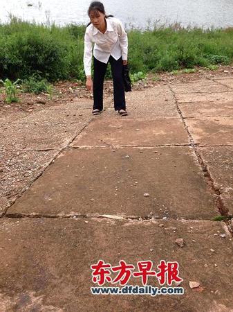 李昌秀到發(fā)現(xiàn)丈夫遺體的魚塘壩子指認現(xiàn)場。早報記者 王萬春圖