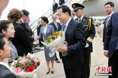 6月16日，中國國務(wù)院總理李克強乘專機抵達(dá)倫敦，開始對英國進行正式訪問。李克強夫人程虹同機抵達(dá)。中新社發(fā) 劉震 攝