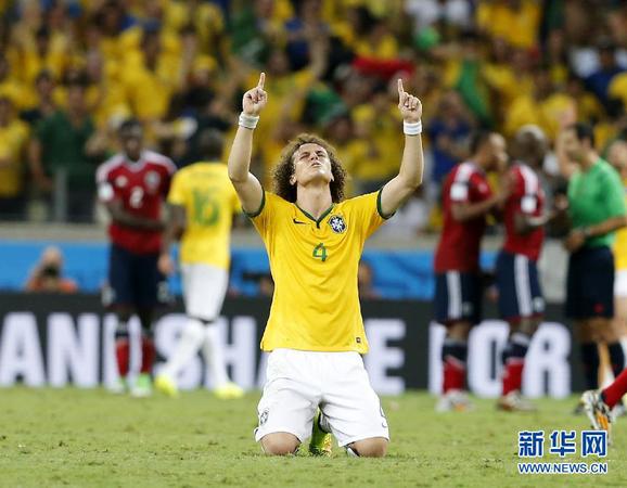 7月4日，巴西隊(duì)球員大·路易斯在比賽后慶祝勝利。當(dāng)日，在巴西福塔萊薩卡斯特洛競(jìng)技場(chǎng)進(jìn)行的2014年巴西世界杯四分之一決賽中，巴西隊(duì)以2比1戰(zhàn)勝哥倫比亞隊(duì)，晉級(jí)四強(qiáng)。　　新華社記者周磊攝