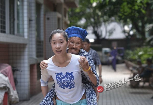 　外婆生病時，她和男友輪流背著外婆出門。