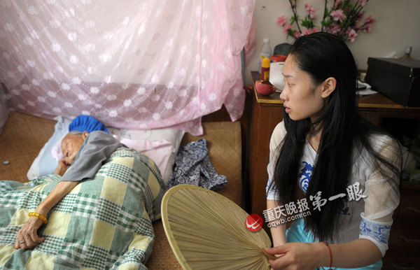 　每天下午這個(gè)時(shí)候，是她經(jīng)營的串串香餐館開門時(shí)間，而這時(shí)，外婆萬宗秀仍在床上午睡。外婆受不了空調(diào)，又擔(dān)心她受熱，黃麗華坐在床邊，輕輕地為外婆搖著蒲扇。