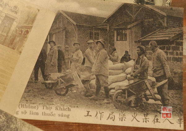 中國(guó)人在百年前為世界和平做出的貢獻(xiàn)，不僅應(yīng)受到尊重，更應(yīng)該被世代銘記。這組圖片就是在伊普爾的歐戰(zhàn)華工展上展出的一些華工照片、遺物。圖為華工在兵工廠工作的照片。華工在兵工廠工作的照片。