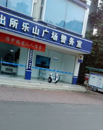 巡邏隊(duì)員抱女友騎風(fēng)火輪兜風(fēng)被辭退4