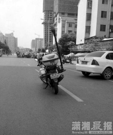 警務(wù)摩托車的車牌為“湘A9985警”，停放在主行駛道上。圖片來(lái)自微博