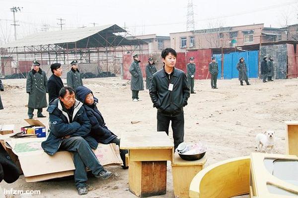 北京解放軍某部離退休干部住房建設(shè)小區(qū)工地，被強(qiáng)制拆遷的“釘子戶”看著自己的房屋被推倒。 （向北 圖）