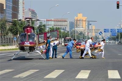 北京直升機(jī)降路口將心?；颊咚屯t(yī)院(組圖)