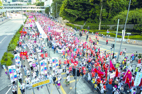 香港各界逾19萬(wàn)人參加“反占中”游行2