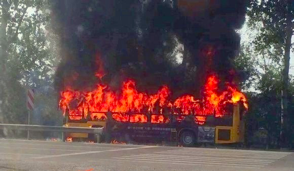 山東煙臺(tái)公交車(chē)遭故意縱火-造成1死19傷5