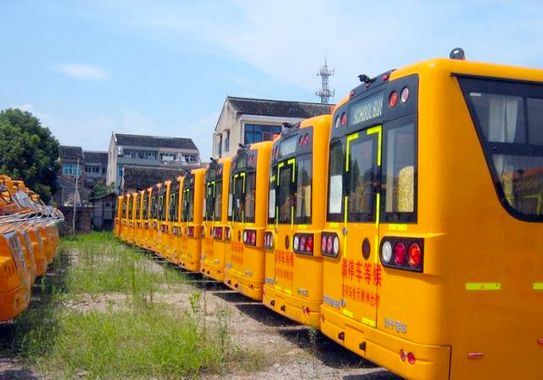 浙江52輛新校車淪為公廁-撂荒農(nóng)村近一年變“僵尸車”2 浙江52輛新校車淪為公廁-撂荒農(nóng)村近一年變“僵尸車”2
