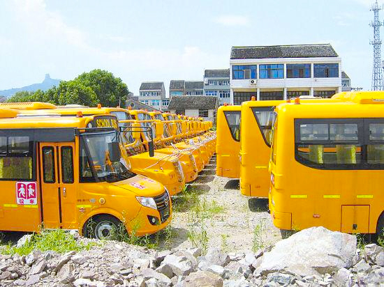 浙江52輛新校車淪為公廁-撂荒農(nóng)村近一年變“僵尸車”5 浙江52輛新校車淪為公廁-撂荒農(nóng)村近一年變“僵尸車”5