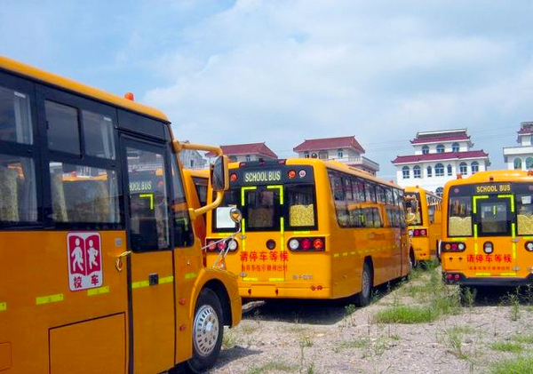 浙江52輛新校車淪為公廁-撂荒農(nóng)村近一年變“僵尸車”4 浙江52輛新校車淪為公廁-撂荒農(nóng)村近一年變“僵尸車”4