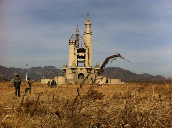 上世紀(jì)90年代在北京昌平區(qū)開始修建的北京沃德蘭游樂園耗資8000萬(wàn)英鎊，初衷是打造成媲美迪士尼的樂園，每年吸引數(shù)百萬(wàn)游客。但1998年因開發(fā)商與土地所有人產(chǎn)生矛盾暫停建設(shè)。