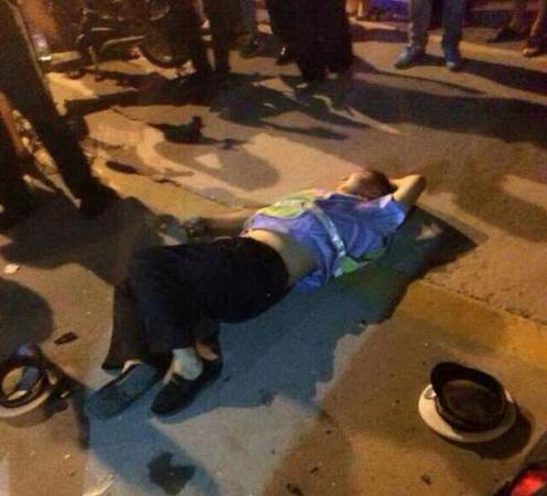 幾名協(xié)警躺在地上一動不動，其中一名協(xié)警躺在血泊中。
