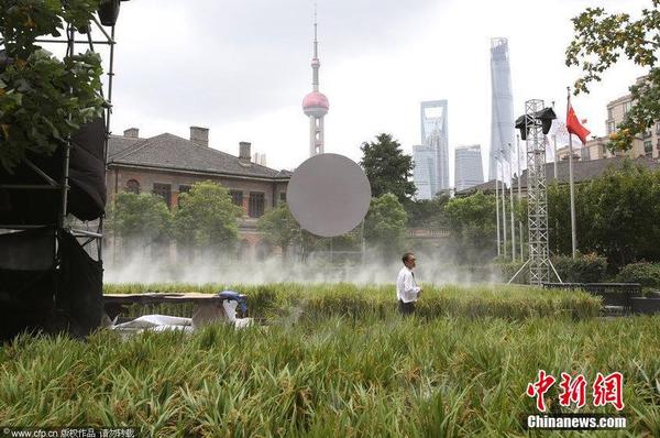 2014年9月14日，地處上海外灘源的圓明園路被布置成了一片“水稻田”，長2、3百米、寬7、8米“水稻田”基本覆蓋了整條馬路。據(jù)悉，這些即將成熟的水稻是從市郊金山區(qū)運抵過來，將作為一個商業(yè)活動應(yīng)景的道具。