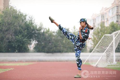 學(xué)生軍訓(xùn)匯報：能文能舞空中大跳展柔美身姿。