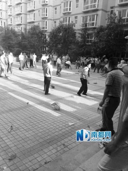 　據(jù)稱,雙方發(fā)生沖突后,十多名民警趕到現(xiàn)場(chǎng)也沒能阻止打斗，后又增派警力才把事件平息下來(lái)?？姿赜⒓覍俟﹫D