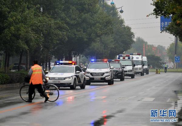 9月24日，押有被告人劉鐵男的車隊(duì)在廊坊經(jīng)濟(jì)技術(shù)開發(fā)區(qū)人民法院前的匯源道行駛。