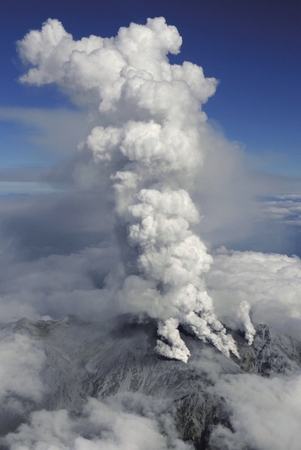 9月27日，位于日本長野和岐阜縣之間的御岳山噴出火山灰。新華社發(fā)