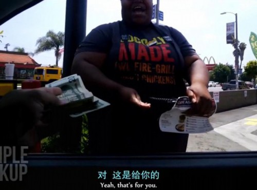 活動(dòng)者將100美元給一位加油站的黑人服務(wù)員