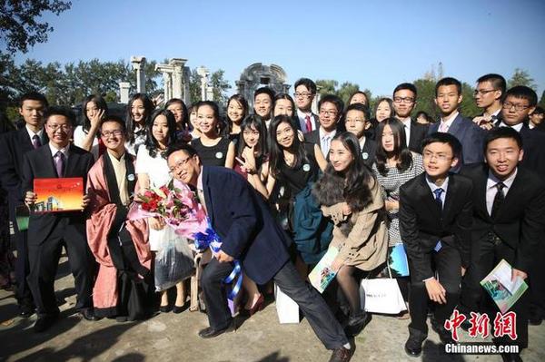 10月16日，學(xué)生們在成人禮上合影留念。當(dāng)日，在圓明園大水法前，來自北京101中學(xué)的600名高中學(xué)生在這里舉行成人禮。北京海淀區(qū)教委、圓明園管理處及101中學(xué)相關(guān)領(lǐng)導(dǎo)、老師及家長代表一起參加了活動。中新社發(fā) 熊然 攝