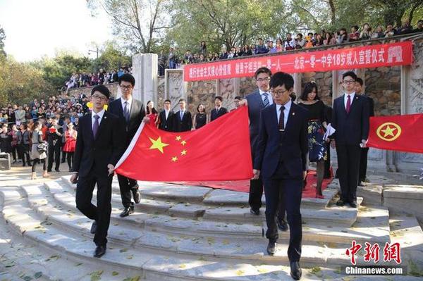 10月16日，學(xué)生們舉起老師們贈(zèng)送的國(guó)旗。
