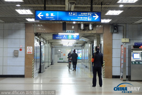 2014年10月29日，北京，三老外將自行車推出地鐵站