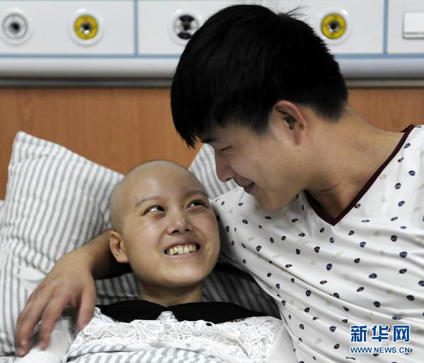 11月5日，于海寧（右）和范會香在病床上聊天。 新華社記者 李博 攝