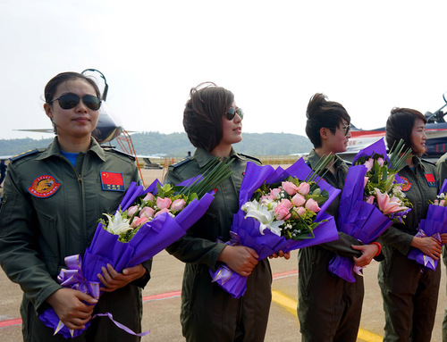 這是抵達(dá)珠海的空軍女飛行員（2014年11月5日攝）。