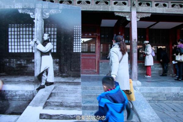 圖為1922年，溥儀在燕禧堂抱柱玩懷表。