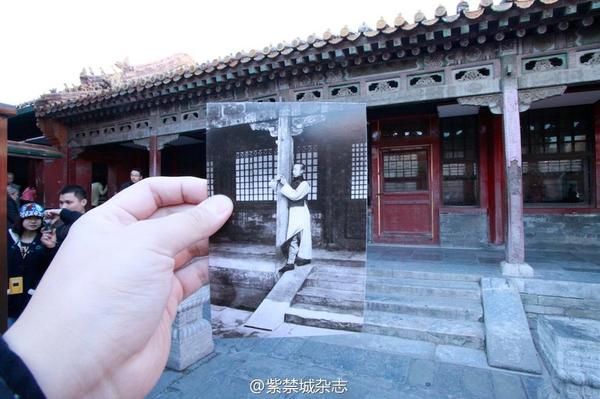 圖為1922溥儀在燕禧堂前抱柱玩懷表。