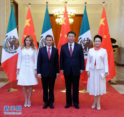 11月13日，國(guó)家主席習(xí)近平在北京人民大會(huì)堂北大廳舉行儀式，歡迎墨西哥總統(tǒng)培尼亞對(duì)中國(guó)進(jìn)行國(guó)事訪問。這是習(xí)近平和夫人彭麗媛同培尼亞夫婦合影。 新華社記者 張鐸 攝