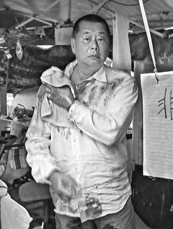 圖片說(shuō)明：黎智英12日被憤怒民眾潑污物。