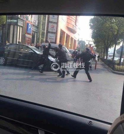 網(wǎng)友在車(chē)?yán)锱臄z的警方抓捕砍人兇手照片